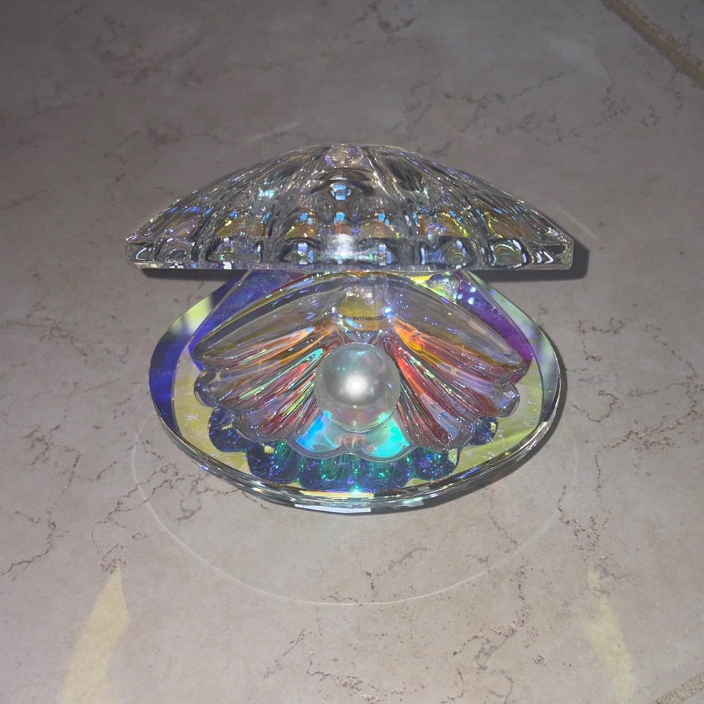 Iridiscent Crystal Clam Shell Home Art with Faux Pearl